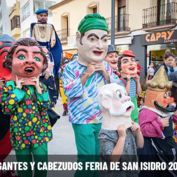 Gigantes y cabezudos de la feria de San Isidro de Estepona durante el desfile de 2025 por las calles del centro de Estepona.