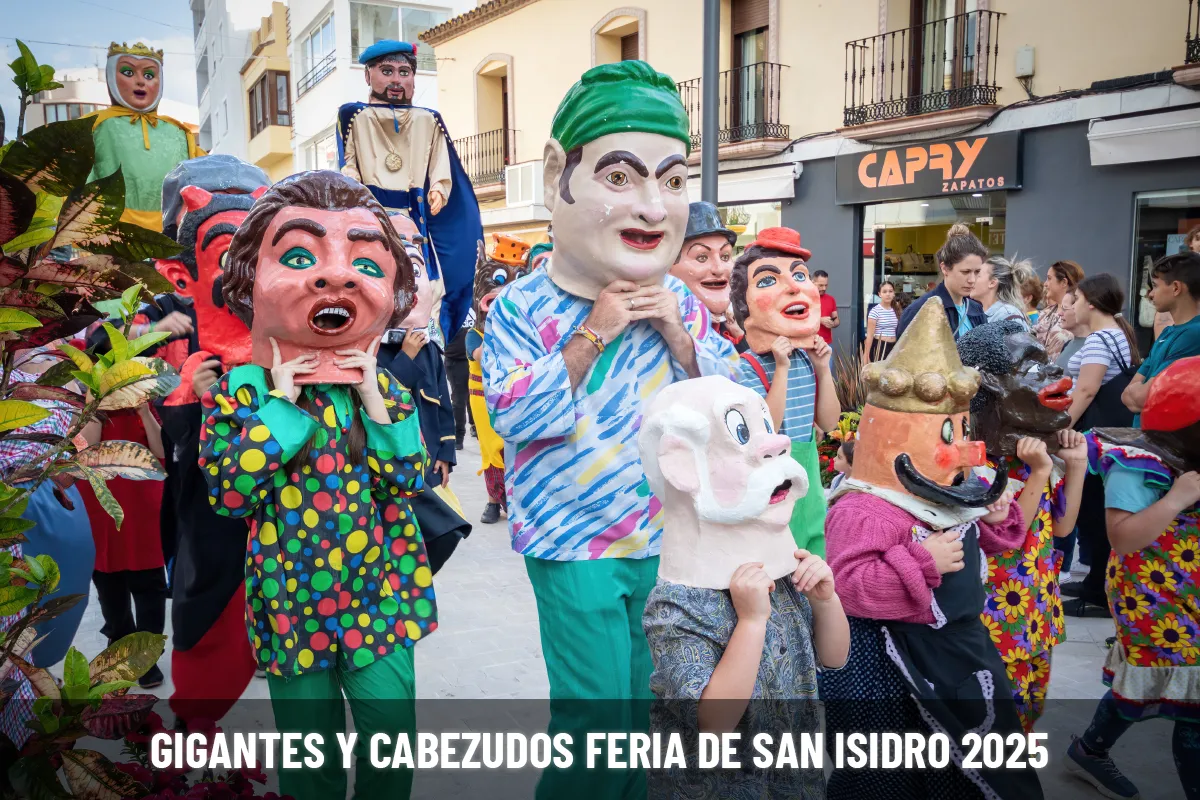 Gigantes y cabezudos de la feria de San Isidro de Estepona durante el desfile de 2025 por las calles del centro de Estepona.